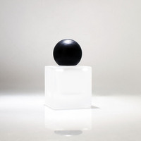Flacon de parfum carré personnalisé à faible MOQ, 30ml 50ml 100ml, en verre transparent, gris, noir, dépoli, avec bouchon en bois
