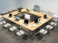 Cadre réglable simple et moderne pour bureau d'ordinateur en bois avec pieds en métal robustes et design épuré pour petit espace de travail