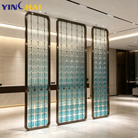 Paravent décoratif en verre ondulé à gradation en acier inoxydable sur mesure pour hall d'accueil d'hôtel