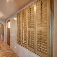 Portes coulissantes et pliantes en bois teinté de luxe sur mesure en Paulownia et Tilleul pour Villas et Hôtels