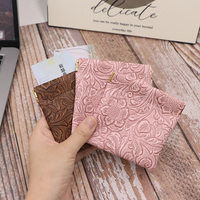 Porte-monnaie compact en cuir PU de luxe à fermeture à pression, motif floral en relief, mini porte-monnaie multifonctionnel pour les voyages quotidiens