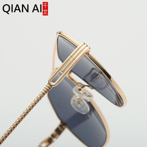 Lunettes de soleil irrégulières Qian Ai, monture dorée, verres en acrylique, unisexe, protection UV 100 % pour la conduite et la mode - Product Image 3