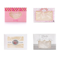 Deux boîtes à serviettes en carton blanc avec fenêtre en PVC utilisées pour les boîtes-cadeaux de banquet de mariage et les boîtes d'emballage textiles pour la maison