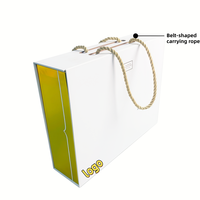 Boîte cadeau personnalisée en gros avec logo, poignée en forme de ceinture, doublure en papier doré, pour cadeaux haut de gamme