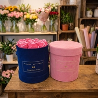 Kotak Hadiah Bulat Beludru Desain Khusus Biru Dongker Pink dengan Lapisan UV, Embossing Logo Kustom, dan Pita