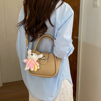 Sac seau mini mignon avec pendentif en peluche, sac bandoulière et à poignée supérieure en cuir PU souple pour un style quotidien