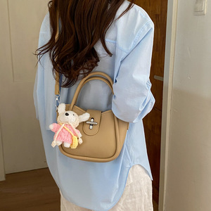 Graziosa Mini Borsa <span class=keywords><strong>a</strong></span> Secchiello con Ciondolo in Peluche, Borsa <span class=keywords><strong>a</strong></span> Tracolla e con Manico Superiore in Morbida Pelle PU per la Moda Quotidiana - Product Image 1