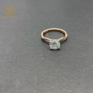 Bague de fiançailles en diamant de laboratoire taille coussin avec certificat IGI, sertissage quatre griffes, or 18 carats, taille personnalisée/gravure intérieure - Product Image 1
