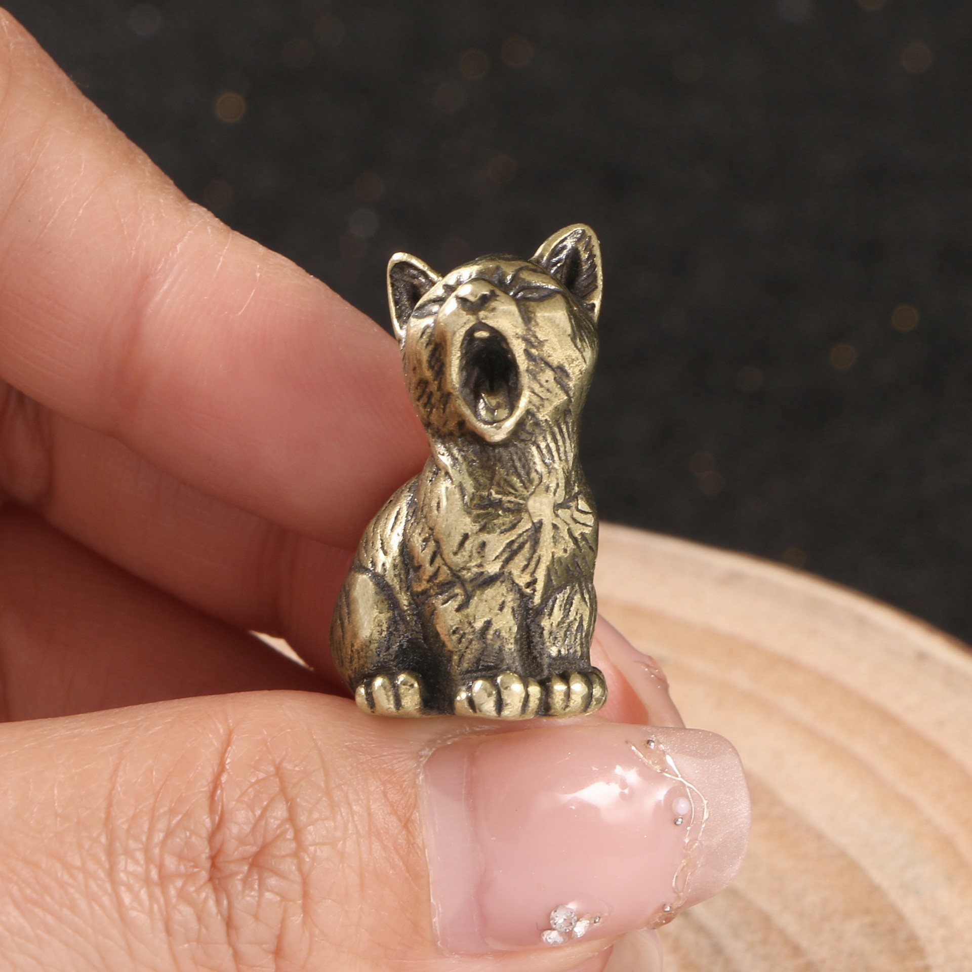手作りのエレガンス：ユニークな金属製の猫の彫刻デザインであなたの