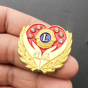 Bán Buôn Huy Hiệu Tùy Chỉnh Chân Men Ve Áo Sư Tử Huy Hiệu Câu Lạc Bộ - Product Image 4