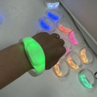 Bracelet clignotant à LED activé par le son de la musique de concert mobile avec logo personnalisé Télécommande Glowing Thanksgiving Ramadan Graduation