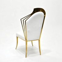 Chaise asymétrique à dossier ailé en acier inoxydable doré, dossier haut géométrique moderne, assise en cuir blanc pour événements