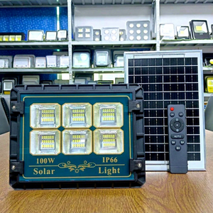 Projecteur solaire SMD 100W IP67 avec télécommande, lumière du jour 5000K, montage au sol, corps en plastique, utilisation en jardin, certifié CE, haute efficacité - Product Image 1