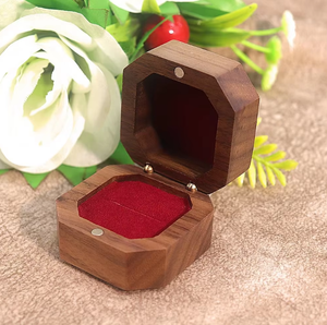 Boîte à bagues octogonale vintage en bois, étui à bijoux magnétique en noyer pour la présentation de bagues de fiançailles et de mariage - Product Image 4