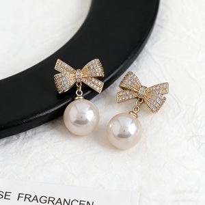 Pendientes colgantes con lazo de diamantes de imitación chapados en oro, con perlas de imitación, elegantes y modernos, para fiestas, para mujeres. - Product Image 5