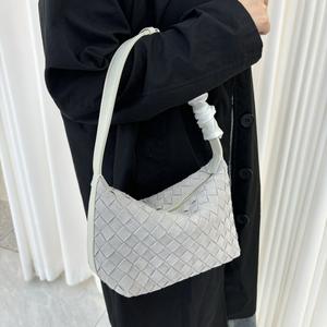 กระเป๋าทอผู้หญิงทำด้วยมือแท้แฟชั่นหรูหราปิดไหล่ใต้วงแขนแบบถือได้ทุกฤดูสำหรับกล่องอาหารกลางวัน - Product Image 3