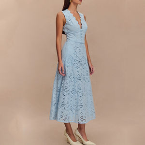 Robe midi brodée sans manches à col en V profond et boutonnée, ajourée, en coton biologique personnalisé, collection été 2026 - Product Image 2