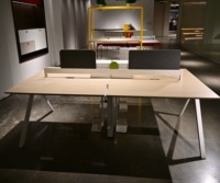 Table de travail modulaire en bois moderne pour 4 personnes – Mobilier de bureau durable et écologique pour immeuble de bureaux