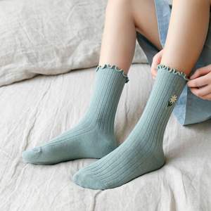 महिला नए मिड-बछड़े के पुष्प-विरोधी पर्ची कढ़ाई वाले छोटे छोटे डेज़ी स्ट्रिप्ड फीक्स कपास मोजे थोक - Product Image 4