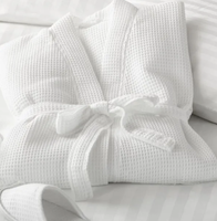Peignoir gaufré minimaliste en coffret cadeau, avec détail de nœud chic à la taille, idéal pour les cadeaux d'anniversaire