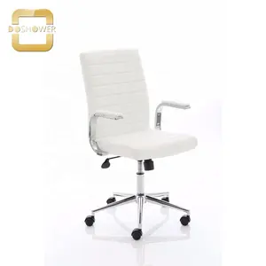 沙龙椅白色，配有豪华椅子，用于办公客户椅子的美甲技术