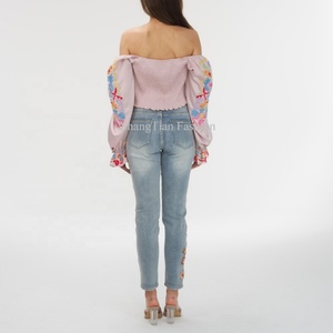 Fabricant OEM - Jeans pour femmes à taille mi-haute, coupe droite, broderie florale, jeans complets pour femmes - Product Image 4
