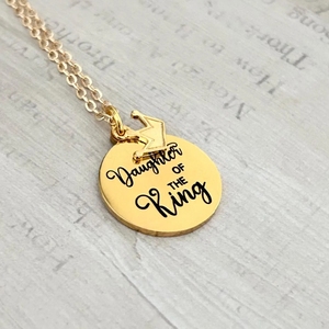 Collar de Acero Inoxidable Personalizable Jietao con Corona, Regalo Cristiano Personalizado para <span class=keywords><strong>Hija</strong></span>, Citación '<span class=keywords><strong>Hija</strong></span> <span class=keywords><strong>del</strong></span> <span class=keywords><strong>Rey</strong></span>', Cadena Dorada - Product Image 1