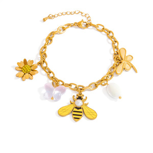 สร้อยข้อมือสไตล์ยุโรปทำจากโลหะผสมสังกะสี ประดับจี้รูปผึ้งและเชอร์รี่ สีทอง 18K เครื่องประดับสำหรับผู้หญิง เหมาะสำหรับใส่ไปเที่ยวพักผ่อน - Product Image 4