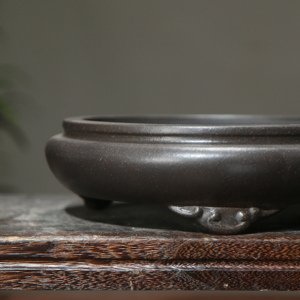 Maceta de arcilla morada con tres patas para plantas acuáticas y decoración de rocallas - Product Image 4