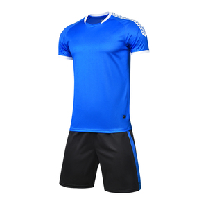 Vente en gros Offre Spéciale Ensemble de maillots de football à sublimation en polyester 100% Uniforme de football pour hommes avec logo personnalisé - Product Image 3