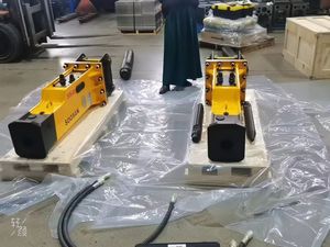 Martillo hidráulico tipo caja SOOSAN SB40 con cuerpo principal de garantía de doce meses y características estándar - Product Image 2