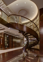 Escalier circulaire de style européen minimaliste avec structure en acier robuste et marches en bois massif, escalier en spirale en bois
