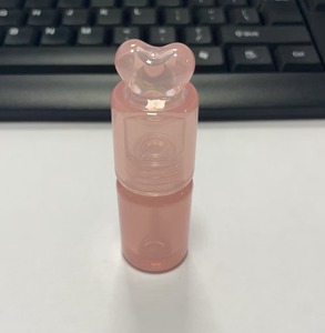 Tubo de brillo de labios en forma de corazón bonito de 3,5 ml, Etiqueta Privada, paquete de tubo de plástico vacío, tubos de brillo de labios rosa - Product Image 3