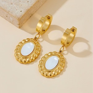 Conjunto de Collar y Pendientes de Concha Redonda para Mujer, Estilo Francés, Lujo Ligero, Retro, INS, de Marca, en Acero Inoxidable con Baño de Oro de 18K - Product Image 3