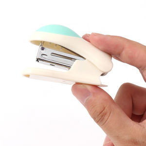 Ensemble de mini agrafeuses manuelles de haute qualité <span class=keywords><strong>Agrafe</strong></span> en métal Papeterie pour l'école, le bureau <span class=keywords><strong>ou</strong></span> la maison - Product Image 4