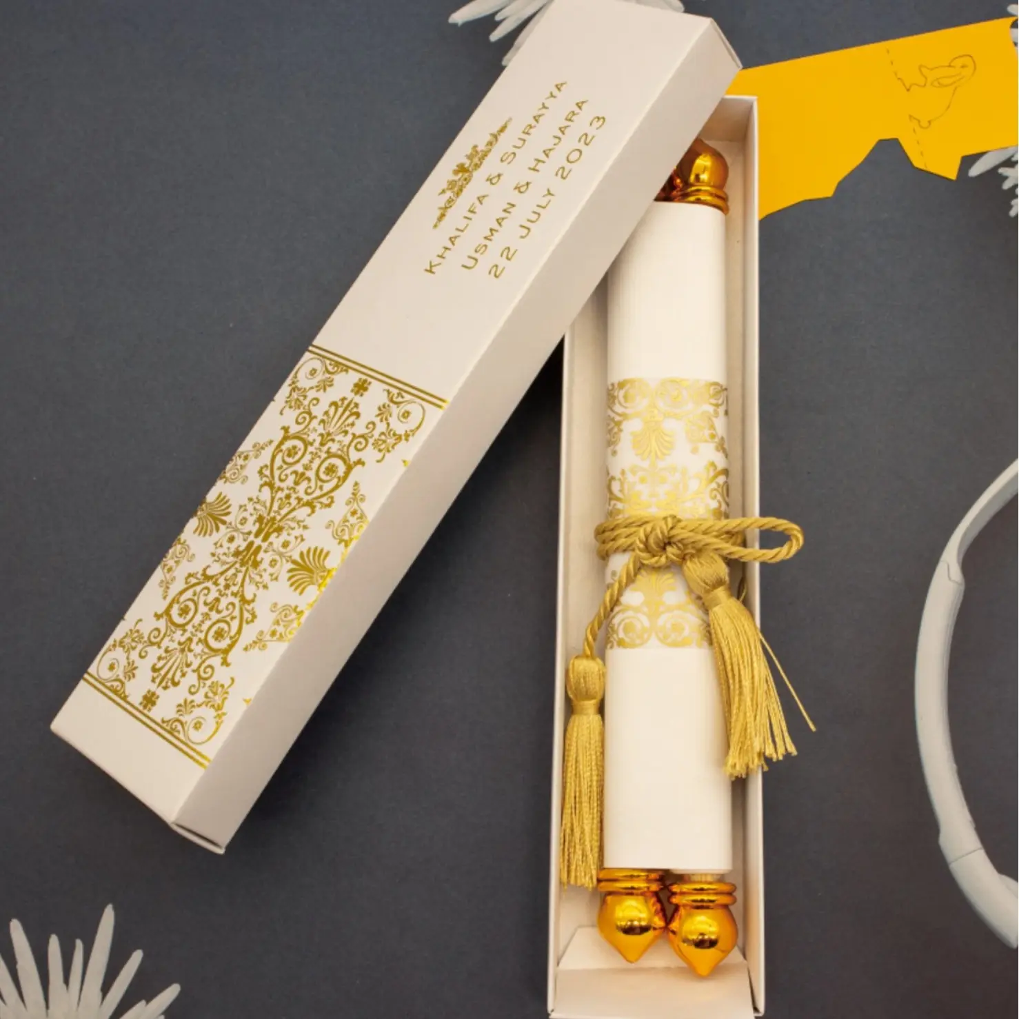 Design creativo in stile reale lamina d'oro che timbra scatola unica di imballaggio con nappine carta rotolo di carta biglietti d'invito di nozze