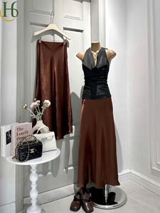 Conjunto de Top Halter Negro Sólido con Drapeado y Falda Sirena Suave Color Chocolate con Leche, Estilo Elegante para Fiesta, Largo Maxi - Product Image 4