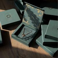 Boîte à fentes luxueuse en vert olive doré avec doublure en éponge et impression offset pour collier, bague, boucles d'oreilles et emballage cadeau de bijoux