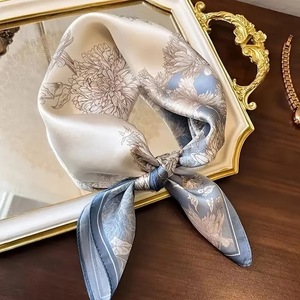 Pañuelo Cuadrado de Poliéster de 70 cm, Elegante y de Alta Gama, Estilo Coreano, Moderno, Combinable con Todo, Profesional, Estampado Retro de Verano para Mujer - Product Image 1