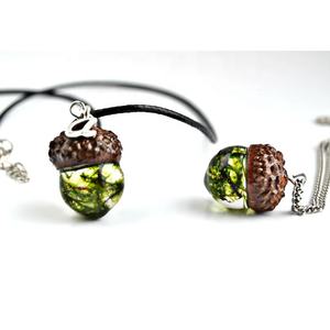 Collana Minimalista con Pendente in Resina Ecologica, <span class=keywords><strong>Ghianda</strong></span> e Muschio Essiccato Preservato - Product Image 2