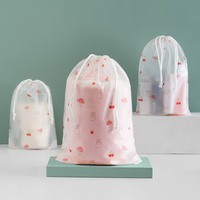 Sacs en plastique givré PE avec logo imprimé personnalisé avec pochette de sac à cordon en plastique personnalisé emballage cadeau poly sac pour vêtements