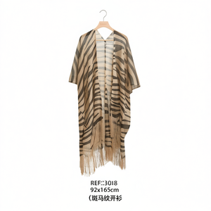 Cubrecostume con estampado de cebra de 92x165 cm con flecos - Product Image 1