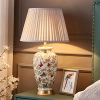 Lampe de table en céramique florale peinte à la main de luxe vintage, base en laiton antique, lampe de chevet pour chambre d'hôtel