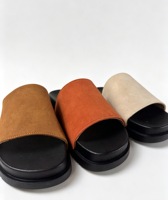 Sandales plates minimalistes à larges brides pour femmes, en PU mat, avec semelle épaisse en PVC cranté, logo personnalisé et emballage de marque OEM