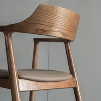 JP Decoout Chaise de salle à manger Hiroshima élégante de style scandinave Chaise de restaurant nordique en cuir PU en bois de frêne massif