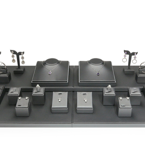 Supporto in pelle personalizzato per <span class=keywords><strong>espositore</strong></span> negozio di gioielli argento grigio pennello in pelle collana anello <span class=keywords><strong>orecchini</strong></span> <span class=keywords><strong>espositore</strong></span> - Product Image 2