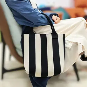 กระเป๋าถักไหมพรมสำหรับผู้หญิง คุณภาพสูง <span class=keywords><strong>ลาย</strong></span>ทาง กระเป๋าสะพายลำลองแบบถือได้ หูหิ้วสองข้าง เปิดปิดง่าย ทนทาน - Product Image 2