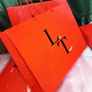 Özel kurdele kolu karton ambalaj Tote çanta Bolsas kırmızı lüks butik giyim hediye kağıt ile alışveriş çantası Logo