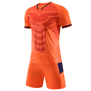 Maillot et short de football entièrement personnalisables, anti-humidité, fabriqués au Pakistan, avec logo personnalisé, uniforme de football sur mesure - Product Image 5