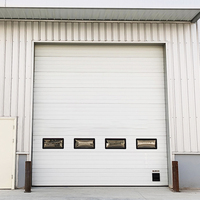 Porte sectionnelle industrielle à haute durabilité pour usage en cour, construction acier-bois, type de porte en polymère, longue durée de vie